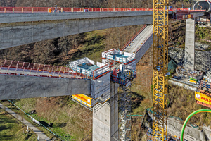  Peri Ingenieure konstruierten für die Bearbeitung der Schrägpfeiler einen schienengeführten Nachbehandlungswagen, indem sie das Peri Up Gerüstsystem mit Variokit und der RCS Klettertechnik verheirateten. 