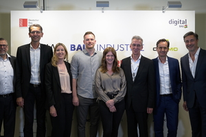  Das Team des Deutschen Baupreises: Eugen Schmitz (THIS), Rainer Homeyer-Wenner, Event-Chef des bauverlags, Claudia Sprenger (THIS), Robin Beck, Maike Eilers und Prof. Manfred Helmus (Bergische Universität Wuppertal), Michael Voss (CEO Bauverlag) und Marco Schreyl, der durch den Abend führte    