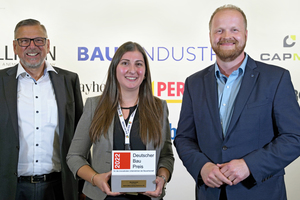  Der Sonderpreis „Innovation“ nahm Frau Zeynap Kaplan (Wolff &amp; Müller) von Markus Gallenberger, Geschäftsführer des Baupreis-Partners Scia in Empfang.  