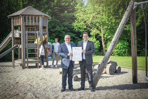  Freuen sich über die Auszeichnung mit dem Zertifikat „Beruf und Familie“: Ferdinand Munk (links), Inhaber und Geschäftsführer der Munk Group, und Alexander Werdich (Geschäftsführer). 