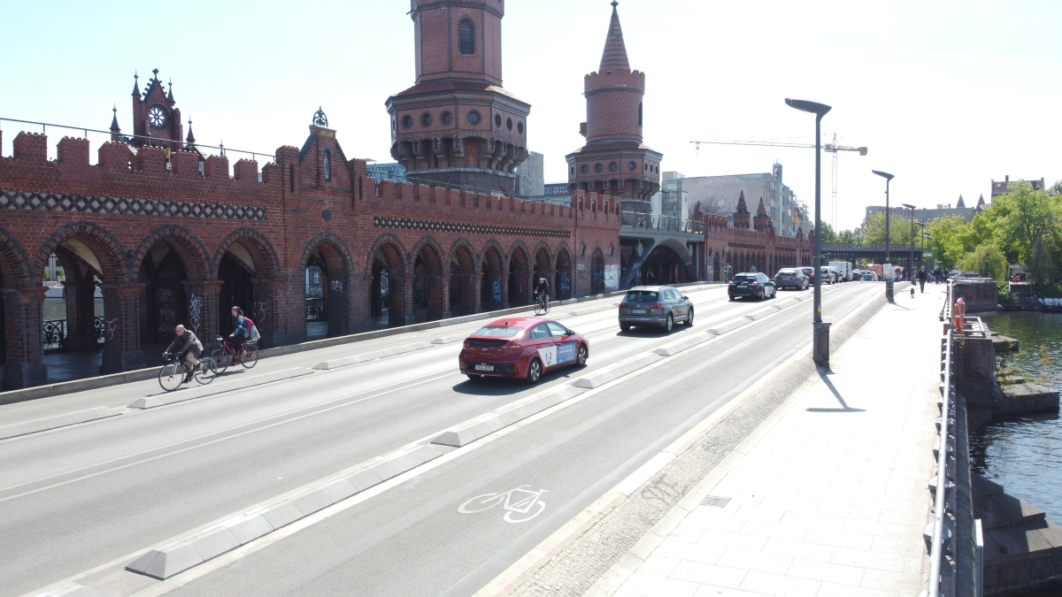 Auf der Oberbaumbrücke in Friedrichshain-Kreuzberg trennen aufgeklebte Flachbordsteine die Fahrspuren.