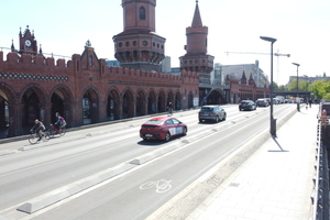  Auf der Oberbaumbrücke in Friedrichshain-Kreuzberg trennen aufgeklebte Flachbordsteine die Fahrspuren. 