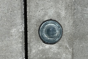  Um die Nachtsichtbarkeit der Anlage zu verbessern, wurden in regelmäßigen Abständen auf der dem Kfz-Verkehr zugewandten Seite 360° Glasmarker mittels Kernbohrung in den Bordstein eingebracht. 