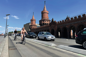  Die Flachbordsteine wurden mit 2-komponenten Methacrylatmörtel von Typ Silikal R17 Rücken an Rücken auf der Asphaltfahrbahn aufgeklebt. 