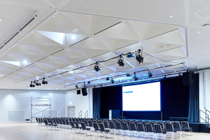  Die Deckenkonstruktion in Saal 4 besteht aus einer Sichtdecke mit dreieckigen Deckenfelder sowie einem vor der Bühne angeordneten Deckenfeld aus Tetraedern. 