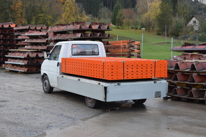  Durch das geringe Gewicht und die idealen Produktabmessungen lassen sich bis zu 6 Großflächenelemente (1.116 kg) mit einem Pritschenwagen transportieren. 