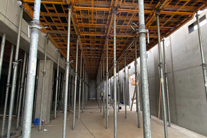  Rund 15.000 m2 Decke wurden in dem Roche-Neubau mithilfe der Moduldeckenschalung CC-4 realisiert. Da die Deckenfelder ohne Stützen auskommen, konnten die Fallschutzgitter CC-4 Protect modulweise gerade durchgeschoben werden. 