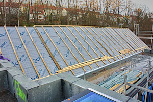  In den Dachkonstruktionen der beiden Flügelbauwerke kam eine Kombination aus Vollsparrendämmung mit Mineralwolle und dem darauf abgestimmten Steildachdämmsystem Puren Ökonomic zum Einsatz. 
