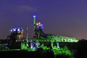  Das ehemalige Hüttenwerk im Landschafspark Duisburg-Nord bietet mit seinen Lichtinstallationen bei Nacht einen beeindruckenden Anblick. Bei einer Stirnlampenführung am ersten Tag des Kongresses können Besucherinnen und Besucher das Werk erkunden&nbsp;  