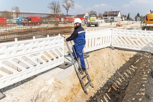  Ein hohes Maß an Sicherheit bietet die neue Stufen-Baugrubenleiter. Die extra breite, höhenverstellbare Plattform lässt sich am Baugrubenrand arretieren, beidseitige Handläufe bieten einen sicheren Halt.  