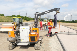  Die große Optimas Flotte mit Pflasterverlegemaschine, Vakuumgeräten und anderen macht die Arbeit leichter und schneller. Eine Optimas Matarialverteilschaufel Finliner, ein Vacu-Pallet-Mobil und ein Handhobel hier im Einsatz in Duisburg. 