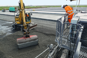  Der Beton wurde mit einem Bagger vor dem Gleitschalungsfertiger SP 62i abgelegt und anschließend mit dem Verteilerschwert der Maschine gleichmäßig verteilt.  