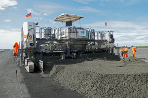  Auf dem Flughafen Keflavik baute der Wirtgen SP 62i den Beton einlagig auf 7,62 m Breite (25 ft) und in einer Stärke zwischen 41 cm (16 in) und 45 cm (18 in) präzise ein.  