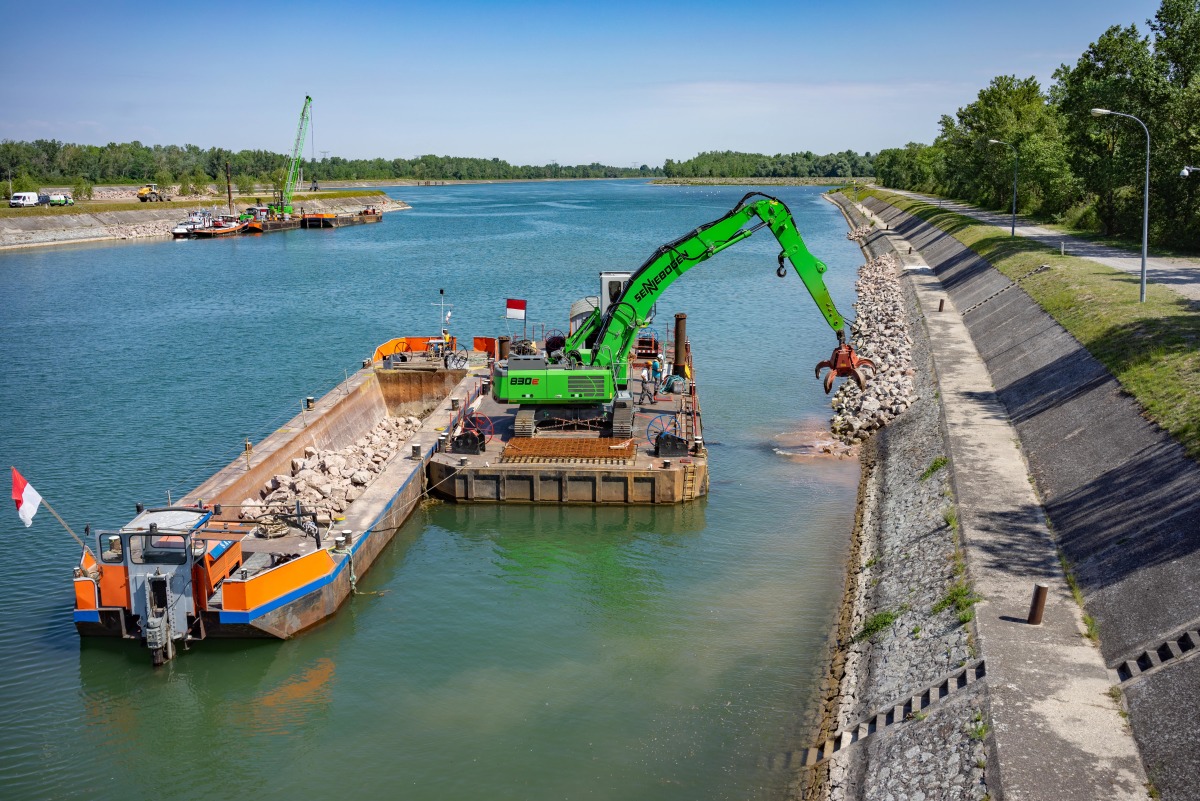 Der gemeinsame Einsatz des 830 E Umschlagbaggers und des 655 HD Seilbaggers bei Großprojekten am Rhein.