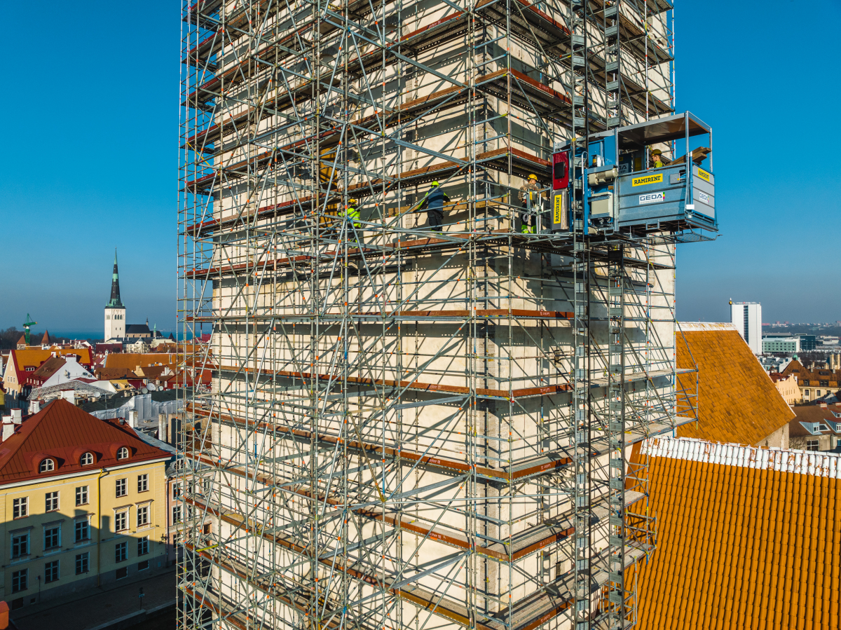 Arbeiter und Material müssen für die Dach- und Fassadensanierung in bis zu 65 m Höhe transportiert werden.