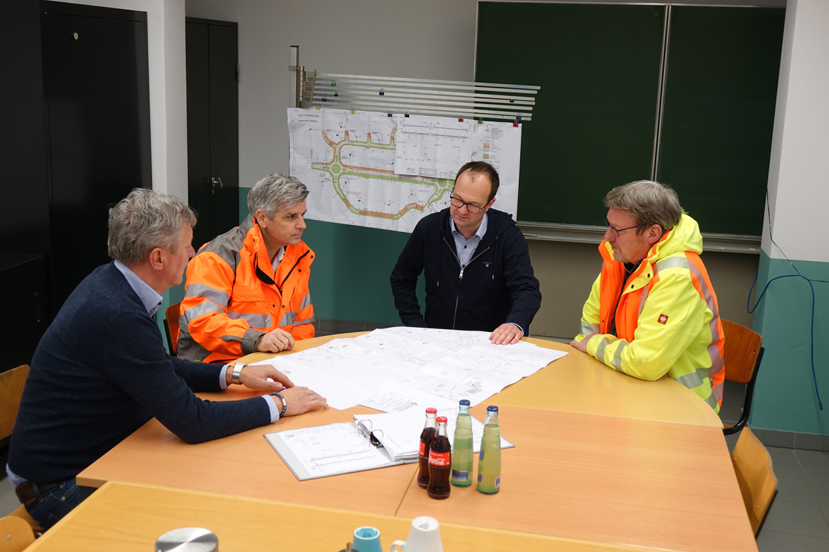 Leiter Kanalbetrieb Michael Schmidt, Bauleiter Michael Schulze, Technischer Leiter Hermann Greis und Funke-Fachberater Martin Ritting (v.r.n.l.) bei der Baubesprechung.