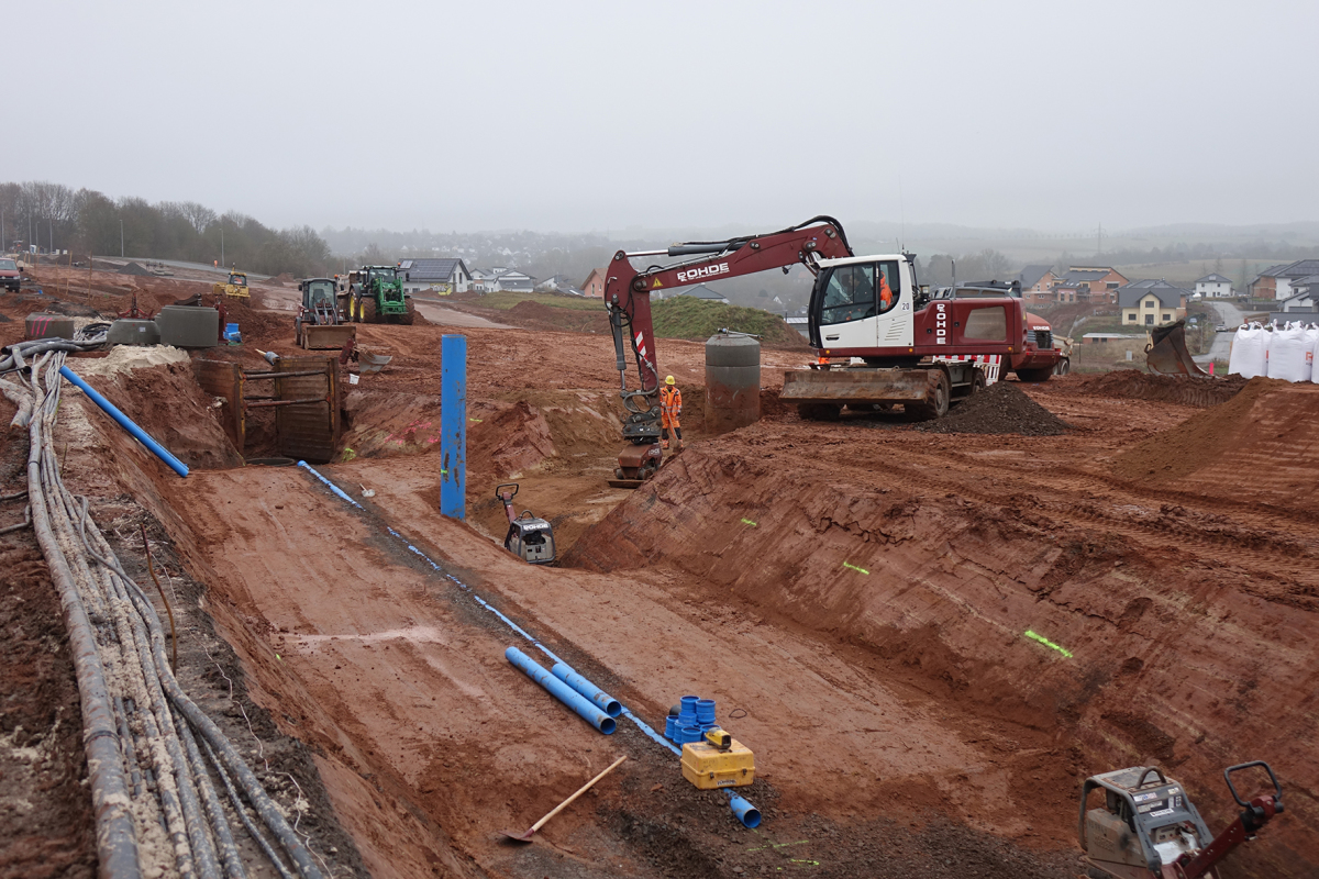 Neben der KS-Bluebox werden auf der Großbaustelle HS-Kanalrohre in verschiedenen Nennweiten und den Farben blau und braun verlegt.