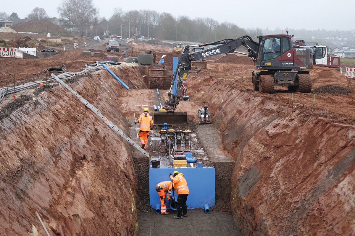 Damit das Regenwasser aus dem neuen Ortsteil nicht ungedrosselt in die vorhandenen Gewässer oder in die Kanalisation gelangt, wird es in 15 KS-Bluebox-Elementen zwischengespeichert und kontrolliert dem natürlichen Wasserkreislauf zugeführt.