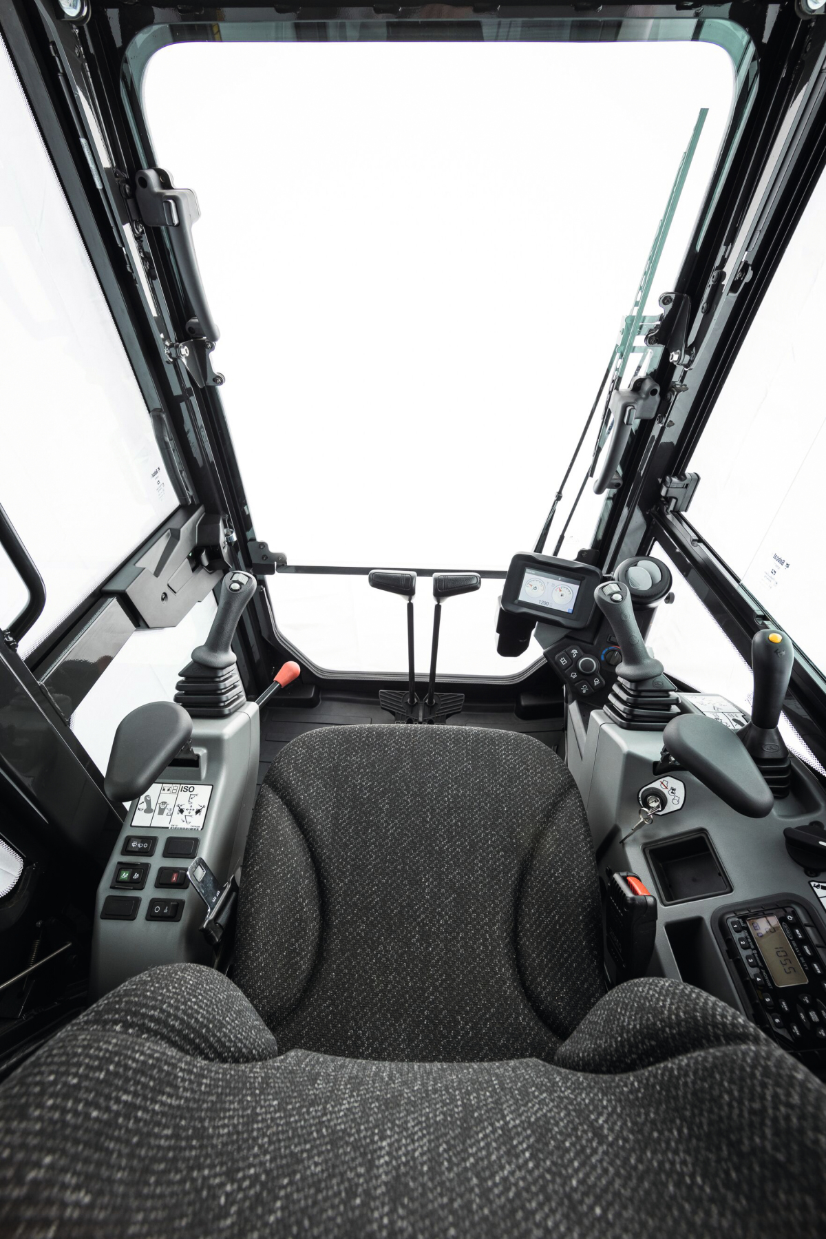 Die großräumige Kabine mit viel Kopf- und Beinfreiheit behält die bewährte Kabinenbauweise des E60 bei.