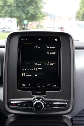 Alle wichtigen Fahrzeugfunktionen werden über den Touchscreen gesteuert.