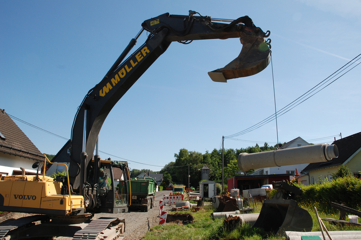 Die Kanalrohre haben eine Baulänge von 2,50 Meter. Dadurch lassen sie sich auf der Baustelle gut handhaben und in den Verbau einfädeln.