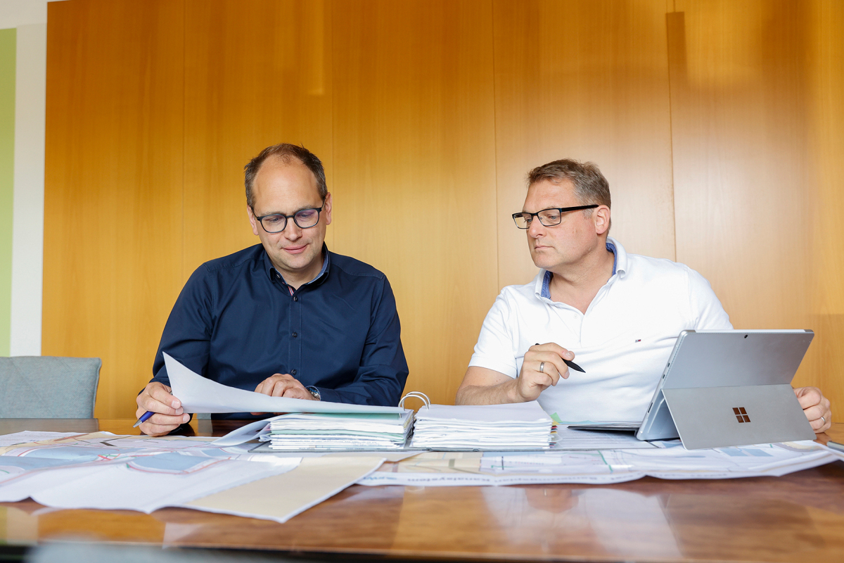 Heikaus KS-Geschäftsführer Dipl.-Ing. David Gläser (l.) im Gespräch mit Prüfingenieur Dipl.-Ing. Marc Mielke.