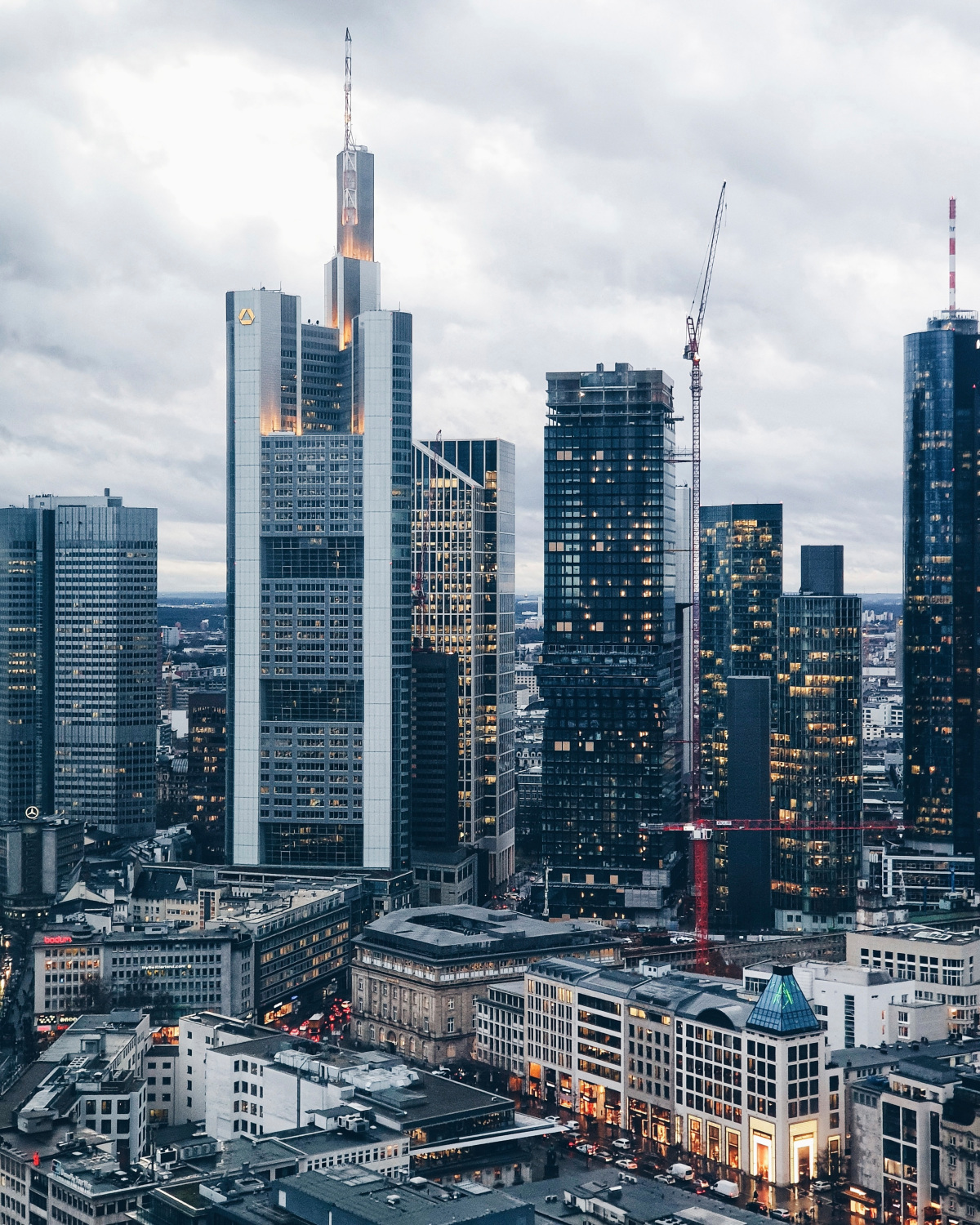Steigleitungen sollen vertikale Bauwerke wie die Frankfurter Bankentürme zuverlässig mit Strom, Wasser und Gas bis in die höchsten Stockwerke versorgen.