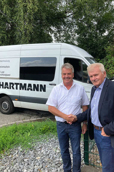 Frank Tapken, Leiter der Sparte Profiltechnik bei der terra infrastructure (l.), wird die Gesch?ftsf?hrung der Walter Hartmann GmbH & Co. KG von Horst Hartmann ?bernehmen.