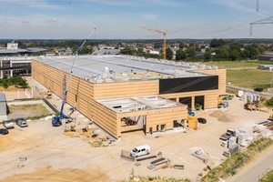  Ausgezeichnet mit dem Vorzertifikat in Gold von der Deutschen Gesellschaft für Nachhaltiges Bauen (DGNB): das neue Betonfertigteilwerk der Brüninghoff Group am Standort in Heiden. 