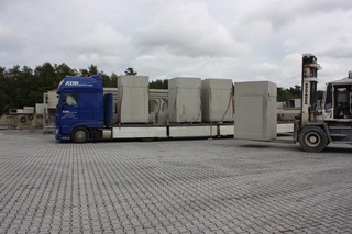Die Betonfertigteile, deren Gewicht zwischen 3,5 und 5 Tonnen beträgt, lassen sich standfest auf den Transportfahrzeugen transportieren.