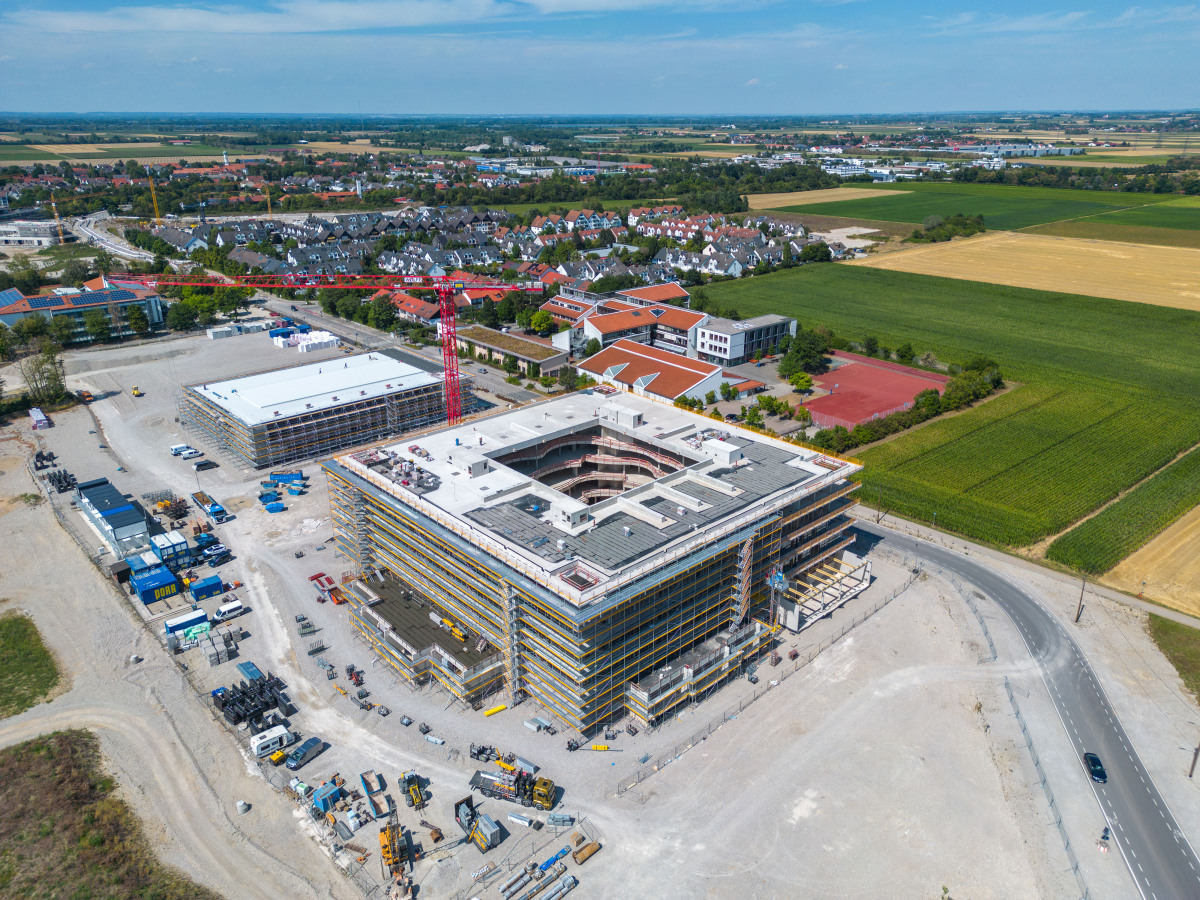 Der neue Lernort umfasst Schulgebäude, Pausenhof, 4-fach Turnhalle und Sportplätze.