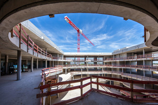 Zentrale Begegnungsorte sind das über alle Stockwerke reichende Foyer mit vier Galerieebenen.