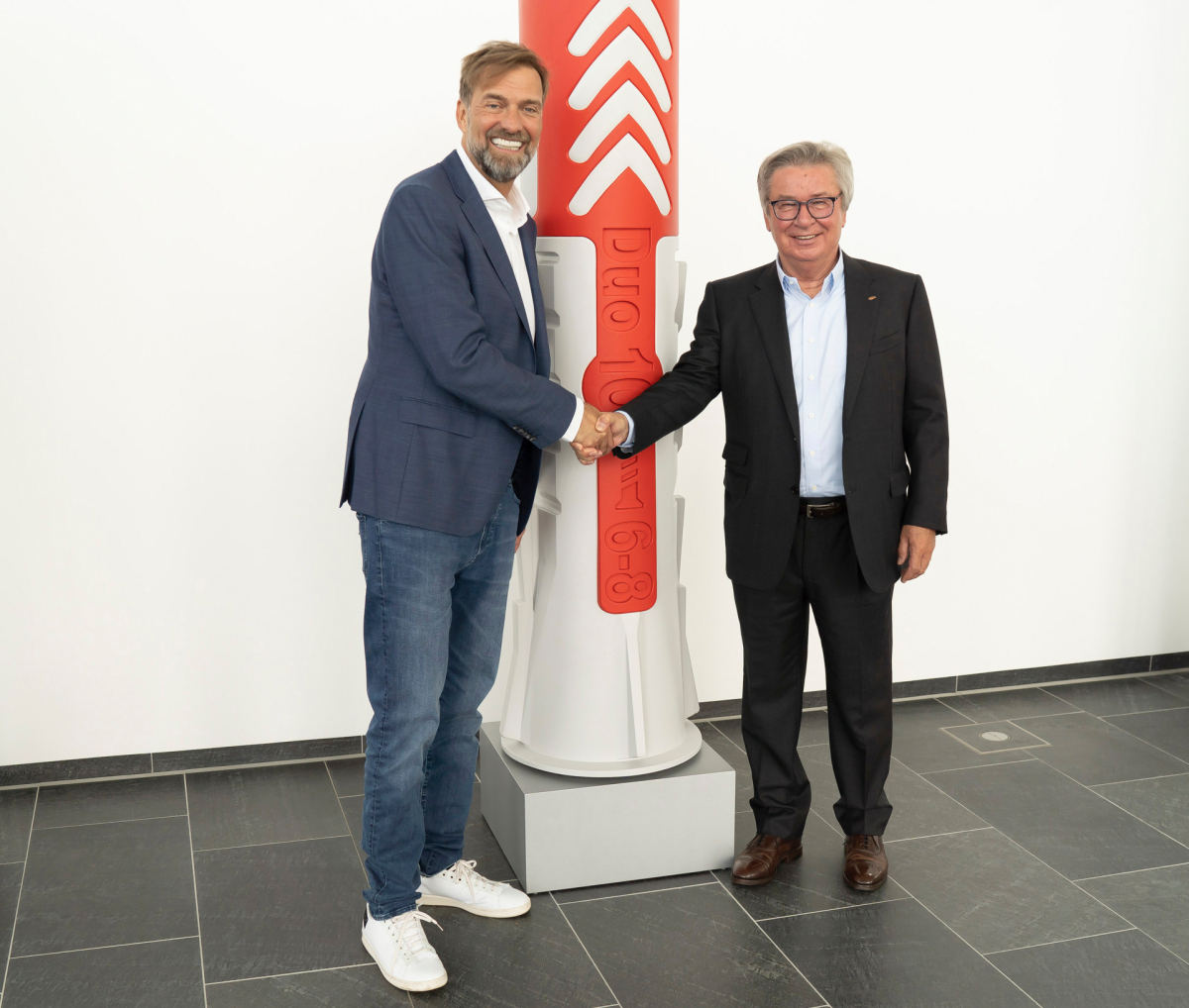 Erfolgstrainer J?rgen Klopp, der neue Markenbotschafter der Unternehmensgruppe, und Firmeninhaber Prof. Klaus Fischer.