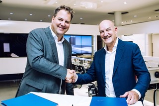 Thore Bakker, General Manager Trailer Solutions & Mobility Services bei BPW Bergische Achsen mit Alltrucks-Geschäftsführer Homer Smyrliadis bei der offiziellen Vertragsunterzeichnung.