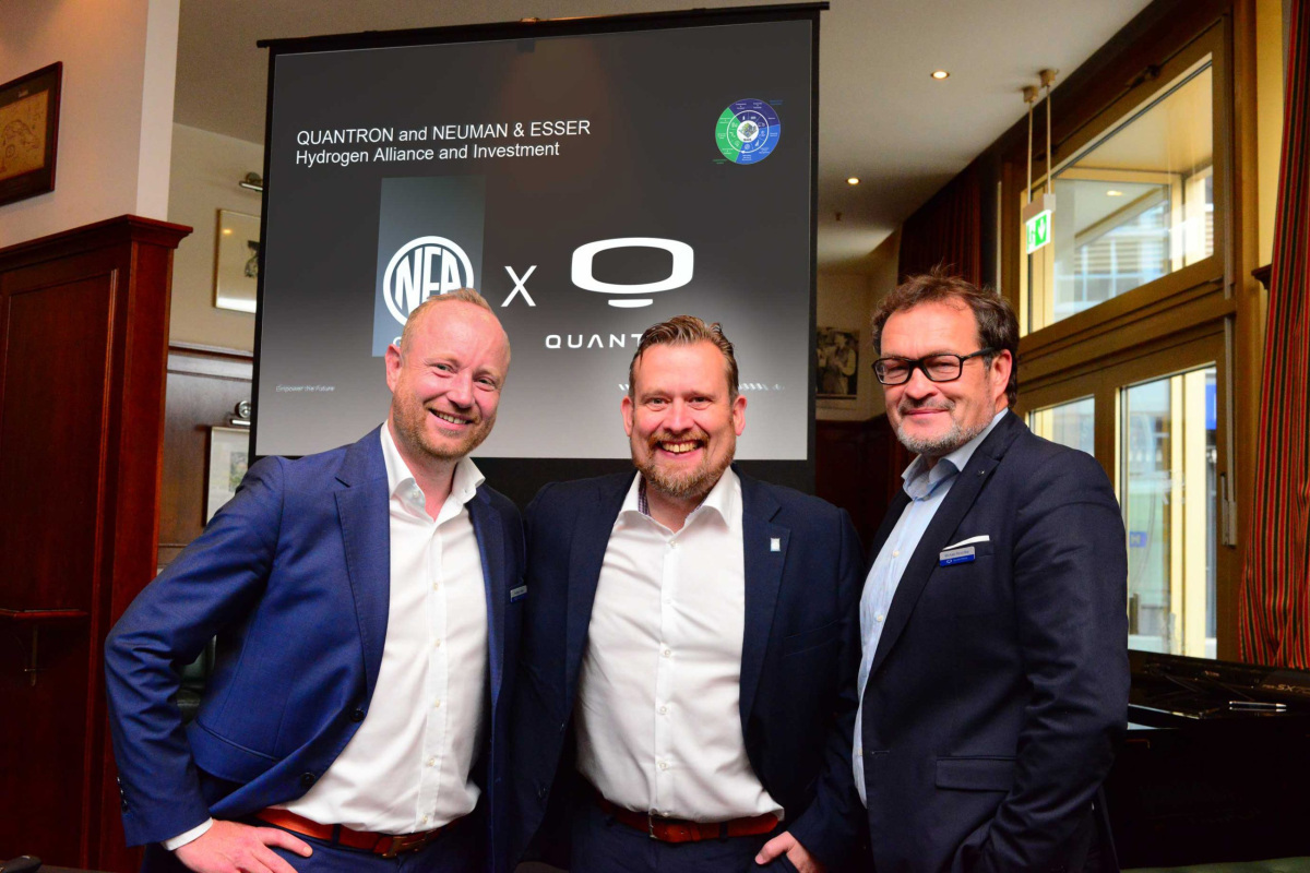 NEA Group MD Jens Wulff und die Quantron AG Vorstandsmitglieder Andreas Haller und Michael Perschke geben die Investition und Zusammenarbeit bekannt.