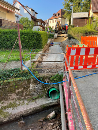 Eine unterirdisch eingebaute Sedimentationsanlage Hydroshark 2000 behandelt das Regenabwasser einer  nahegelegenen Durchfahrtsstraße und bereitet es für die Einleitung in ein Oberflächengewässer vor.