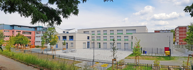 An der Ulrich von Hutten-Oberschule in Frankfurt (Oder) startet mit Beginn des neuen Schuljahres der Lehrbetrieb in diesem neuen Haus II. Hier ? auf der Westseite ? schafft der Schulanbau durch seine Positionierung einen gro?en Pausenhof an seiner R?ckfro