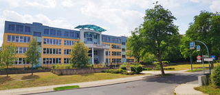 Nordansicht: Der Bestandsbau der Oberschule an der Großen Müllroser Straße im Stadtteil Neuberesinchen von Frankfurt (Oder).