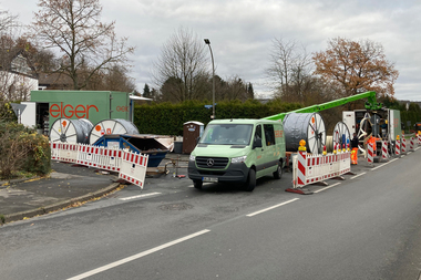 Das Wickelrohrverfahren ben?tigt kaum Fl?che: Neben einem Lkw, in dem der Hydraulikantrieb der Wickelrohrmaschine untergebracht ist, wird lediglich Lagerfl?che f?r die Rollen mit dem Stegbandprofil ben?tigt.