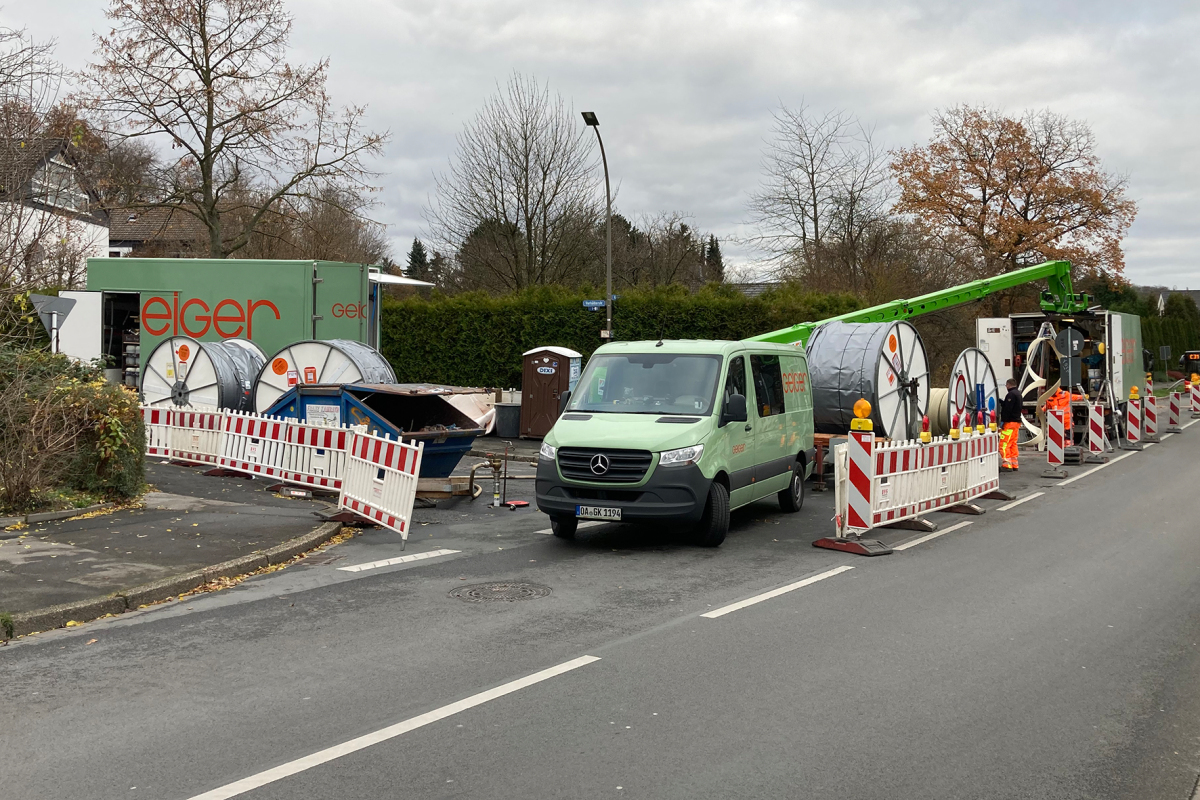 Das Wickelrohrverfahren benötigt kaum Fläche: Neben einem Lkw, in dem der Hydraulikantrieb der Wickelrohrmaschine untergebracht ist, wird lediglich Lagerfläche für die Rollen mit dem Stegbandprofil benötigt.