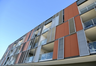 Mit keramischen Fassadensystemen lassen sich Gebäude wirtschaftlich und nachhaltig sanieren.