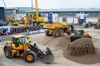 Auf dem Freigelände zeigen die Hersteller ihre Maschinen in Aktion.