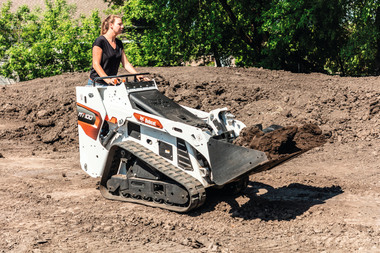 Der MT100 Mini-Raupenlader f?hrt ?ber weiche B?den und in Kombination mit Anbauger?ten bieten seine F?higkeiten viele M?glichkeiten der Arbeitseinsparung.