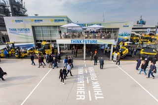 Wie schon 2019 präsentiert sich Bomag mit einem besonderen Motto – im Oktober 2022 wird es „Better.Roads. Road Equipment & Solutions by Bomag“ lauten. Messebesucher:innen dürfen sich auf viele Maschinen- und Technologieinnovationen freuen.