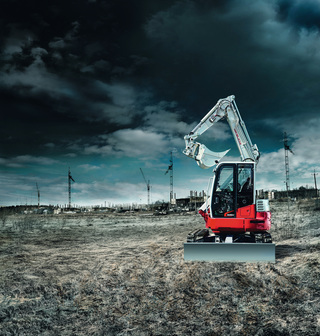 Der Takeuchi Hüllkreisbagger TB 280 FR arbeitet mit viel Kraft auf wenig Arbeitsfläche.