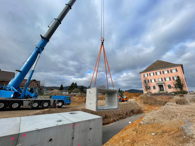 Zentrales Bauwerk der Erschlie?ungsma?nahmen in B?chingen auf dem ehemaligen Gel?nde der Sektkellerei Schloss Wachenheim AG ist ein Regenr?ckhaltebecken, das das anfallende Niederschlagswasser aufnehmen soll.