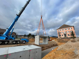 Zentrales Bauwerk der Erschließungsmaßnahmen in Böchingen auf dem ehemaligen Gelände der Sektkellerei Schloss Wachenheim AG ist ein Regenrückhaltebecken, das das anfallende Niederschlagswasser aufnehmen soll.