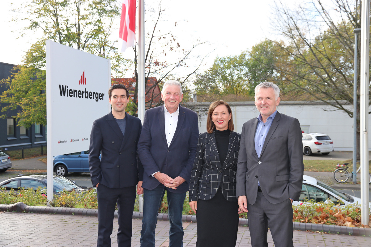 Der wiedergewählte Vorstand der Deutschen Poroton (v.l.n.r.): Der stellvertretende Vorsitzende Jürgen Habenbacher, Geschäftsführer Clemens Kuhlemann, die stellvertretende Vorsitzende Heidrun Keul und der Vorstandsvorsitzende Johannes Edmüller.