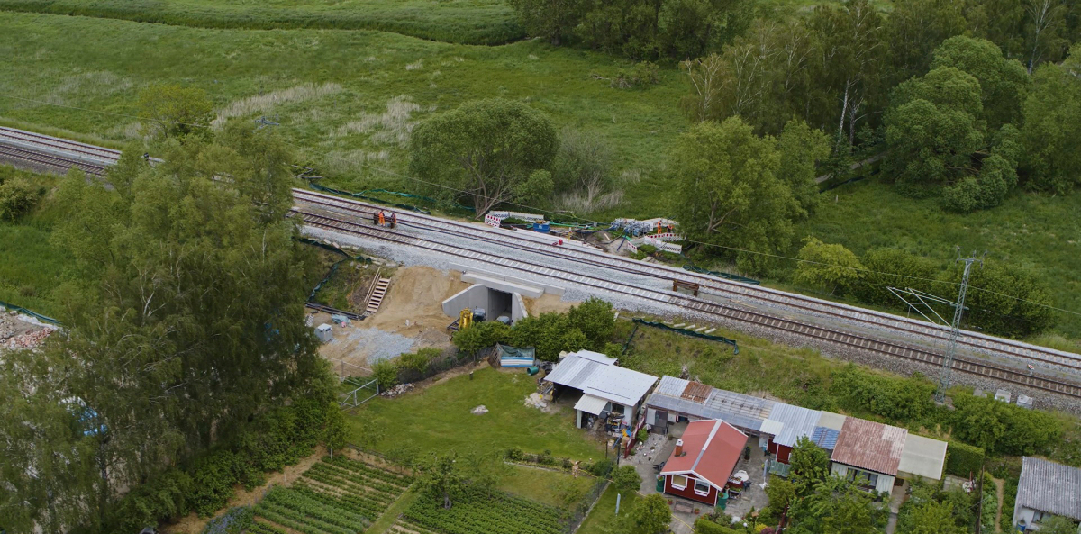 Statt in Ortbetonbauweise wurde das Bauwerk aus Rahmenfertigteilen aus Stahlbeton errichtet.