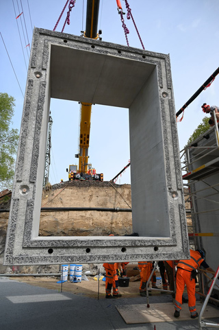 Insgesamt 16 Bauteile mit einer max. Breite von 5,05 m und einer max. Länge von  12 m, sowie einem Einzelgewicht von bis zu 38,4 Tonnen wurden an Ort und Stelle gebracht.